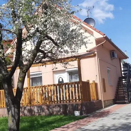 Rozsa Apartment *